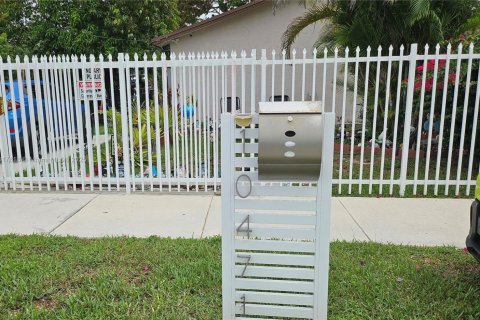 Casa en venta en Miami, Florida, 4 dormitorios, 153.38 m2 № 1774322 - foto 1