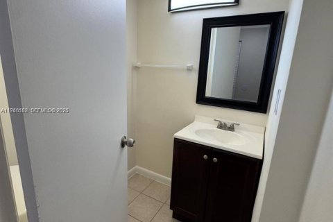 Condo in Miami, Florida, 1 bedroom  № 2004187 - photo 9