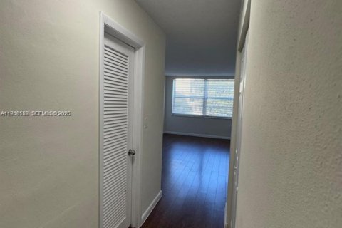 Condo in Miami, Florida, 1 bedroom  № 2004187 - photo 12