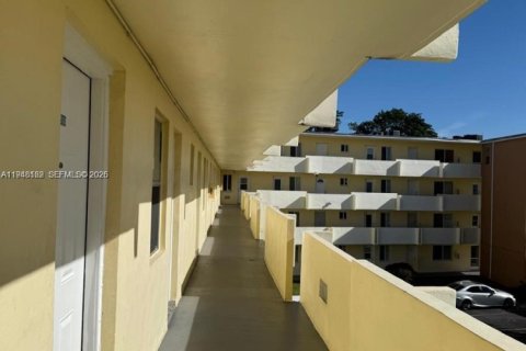 Condo in Miami, Florida, 1 bedroom  № 2004187 - photo 2