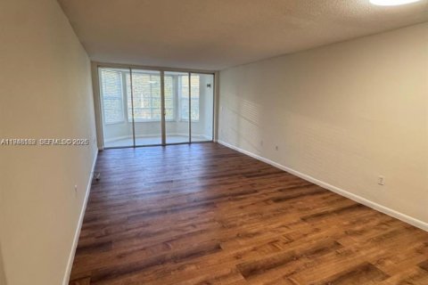 Condo in Miami, Florida, 1 bedroom  № 2004187 - photo 6