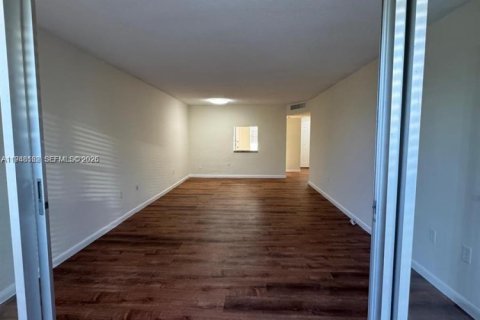 Condo in Miami, Florida, 1 bedroom  № 2004187 - photo 10