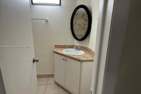 Condo in Miami, Florida, 1 bedroom  № 2004187 - photo 13