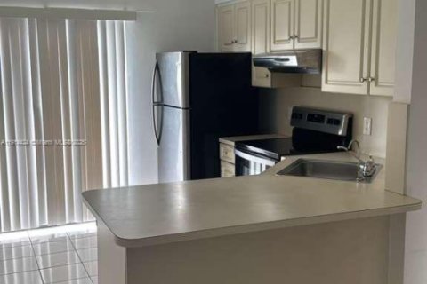 Copropriété à louer à Hialeah, Floride: 2 chambres, 75.44 m2 № 1969989 - photo 1
