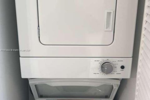 Copropriété à louer à Hialeah, Floride: 2 chambres, 75.44 m2 № 1969989 - photo 6