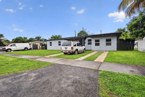Casa en venta en Miami Gardens, Florida, 4 dormitorios, 143.44 m2 № 2384539 - foto 3