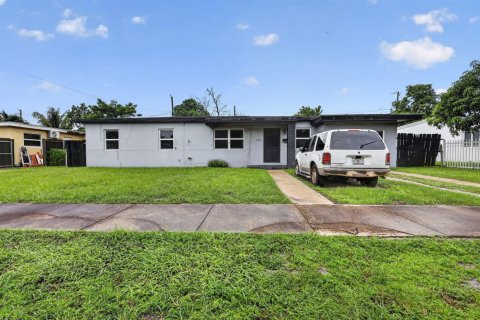 Casa en venta en Miami Gardens, Florida, 4 dormitorios, 143.44 m2 № 2384539 - foto 2