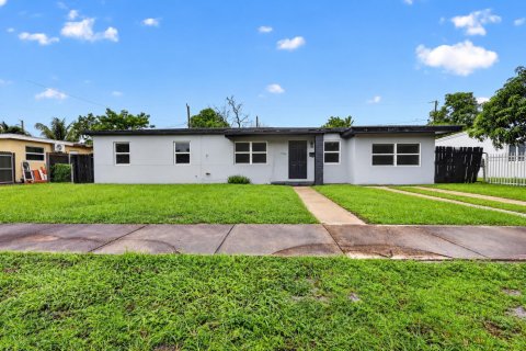 Casa en Miami Gardens, Florida 4 dormitorios, 143.44 m2 № 2384539