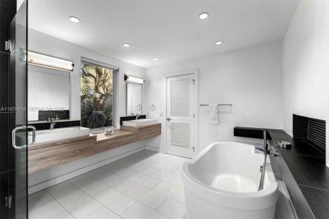 Снять в аренду виллу или дом в Майами, Флорида 4 спальни, 270.25м2, № 2042577 - фото 11