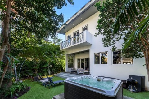 Снять в аренду виллу или дом в Майами, Флорида 4 спальни, 270.25м2, № 2042577 - фото 25