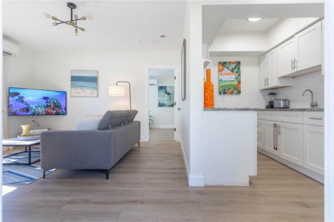 Villa ou maison à louer à Fort Lauderdale, Floride: 1 chambre, 47.1 m2 № 2386927 - photo 2