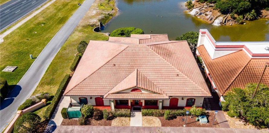Commercial property in Lady Lake, Florida 329.99 sq.m. № 2212843