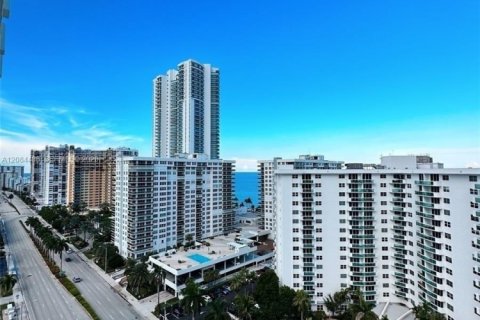 Condominio en alquiler en Hollywood, Florida, 1 dormitorio, 94.85 m2 № 2353711 - foto 2