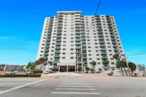 Condominio en alquiler en Hollywood, Florida, 1 dormitorio, 94.85 m2 № 2353711 - foto 4