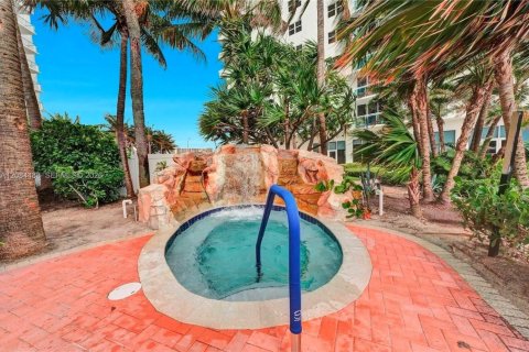 Condominio en alquiler en Hollywood, Florida, 1 dormitorio, 94.85 m2 № 2353711 - foto 14