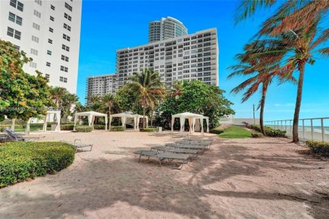 Condominio en alquiler en Hollywood, Florida, 1 dormitorio, 94.85 m2 № 2353711 - foto 15