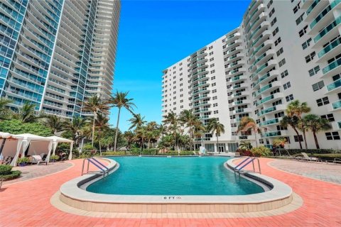 Condominio en alquiler en Hollywood, Florida, 1 dormitorio, 94.85 m2 № 2353711 - foto 13