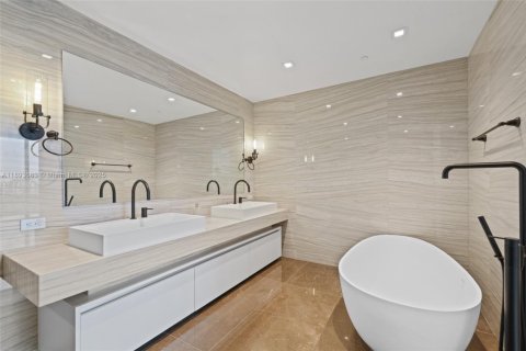 Condo in Fort Lauderdale, Florida, 2 bedrooms  № 2012626 - photo 15