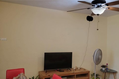 Apartamento en alquiler en Miami, Florida, 1 dormitorio, 248.23 m2 № 1966188 - foto 3