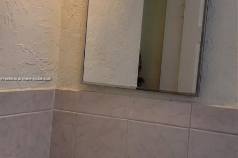 Apartamento en alquiler en Miami, Florida, 1 dormitorio, 248.23 m2 № 1966188 - foto 4