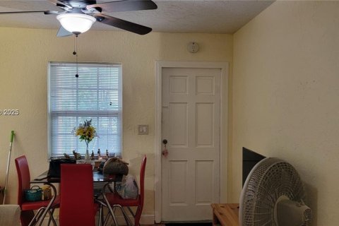 Apartamento en alquiler en Miami, Florida, 1 dormitorio, 248.23 m2 № 1966188 - foto 2