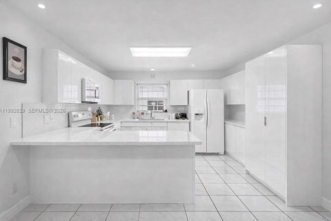 Купить виллу или дом в Майами, Флорида 4 спальни, 153.1м2, № 2056107 - фото 2