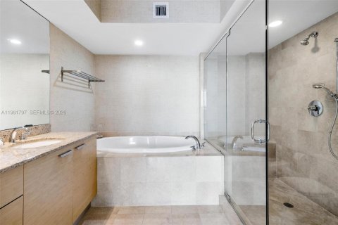 Condo in Hallandale Beach, Florida, 2 bedrooms  № 2052942 - photo 14