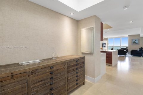 Condo in Hallandale Beach, Florida, 2 bedrooms  № 2052942 - photo 10