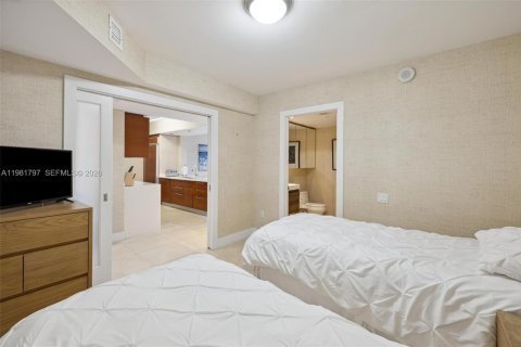 Condo in Hallandale Beach, Florida, 2 bedrooms  № 2052942 - photo 20