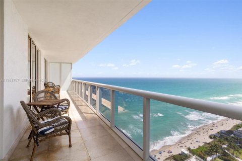 Condo in Hallandale Beach, Florida, 2 bedrooms  № 2052942 - photo 23