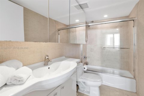 Condo in Hallandale Beach, Florida, 2 bedrooms  № 2052942 - photo 22