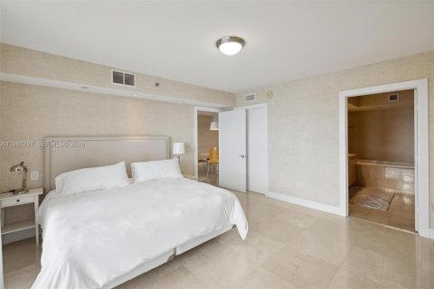 Condo in Hallandale Beach, Florida, 2 bedrooms  № 2052942 - photo 11