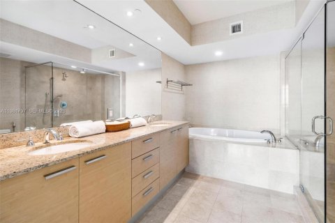 Condo in Hallandale Beach, Florida, 2 bedrooms  № 2052942 - photo 13