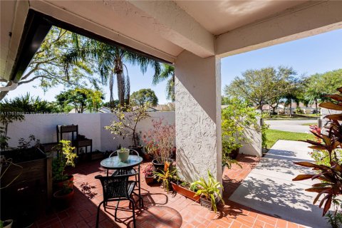 House in Boynton Beach, Florida 2 bedrooms, 117.24 sq.m. № 1702226 - photo 8