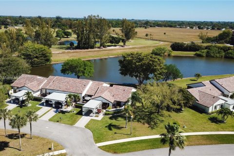 House in Boynton Beach, Florida 2 bedrooms, 117.24 sq.m. № 1702226 - photo 2