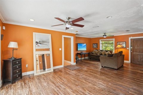 House in Saint Petersburg, Florida 3 bedrooms, 235.97 sq.m. № 1888453 - photo 5