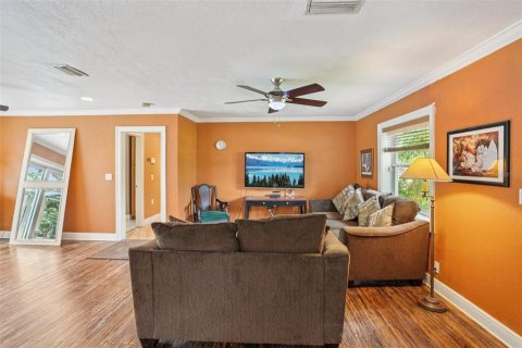 House in Saint Petersburg, Florida 3 bedrooms, 235.97 sq.m. № 1888453 - photo 8