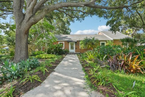 House in Saint Petersburg, Florida 3 bedrooms, 235.97 sq.m. № 1888453 - photo 1