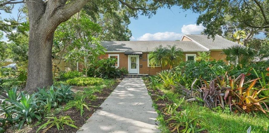 House in Saint Petersburg, Florida 3 bedrooms, 235.97 sq.m. № 1888453