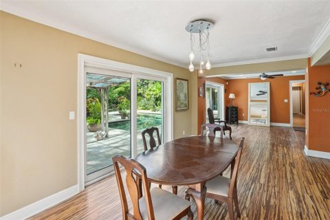 House in Saint Petersburg, Florida 3 bedrooms, 235.97 sq.m. № 1888453 - photo 12