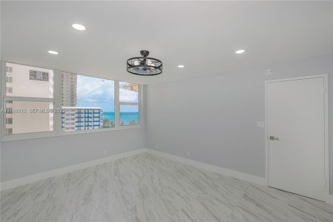 Condominio en alquiler en Hallandale Beach, Florida, 2 dormitorios, 88.26 m2 № 1992233 - foto 16
