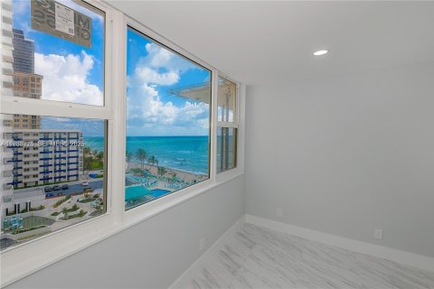 Condominio en alquiler en Hallandale Beach, Florida, 2 dormitorios, 88.26 m2 № 1992233 - foto 17