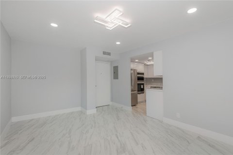 Condominio en alquiler en Hallandale Beach, Florida, 2 dormitorios, 88.26 m2 № 1992233 - foto 7