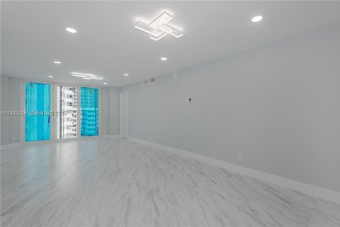 Condominio en alquiler en Hallandale Beach, Florida, 2 dormitorios, 88.26 m2 № 1992233 - foto 2