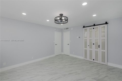 Condominio en alquiler en Hallandale Beach, Florida, 2 dormitorios, 88.26 m2 № 1992233 - foto 18