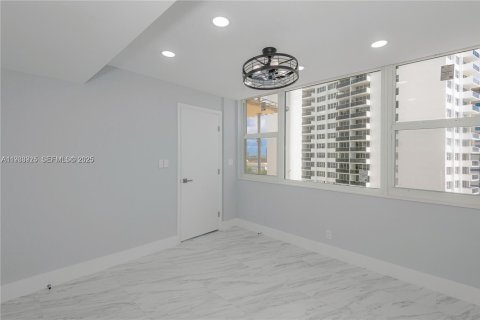 Condominio en alquiler en Hallandale Beach, Florida, 2 dormitorios, 88.26 m2 № 1992233 - foto 13