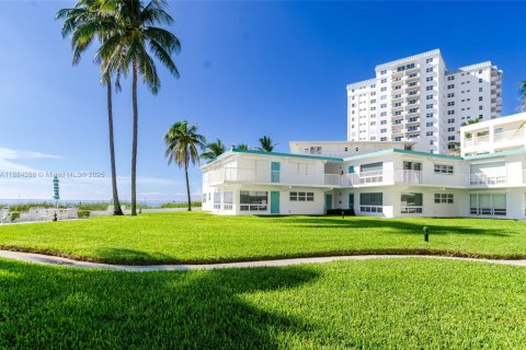 Condo à Pompano Beach, Floride, 2 chambres  № 2169552