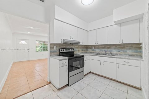 Villa ou maison à louer à North Miami Beach, Floride: 2 chambres, 130.06 m2 № 1834136 - photo 6