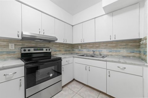 Villa ou maison à louer à North Miami Beach, Floride: 2 chambres, 130.06 m2 № 1834136 - photo 7