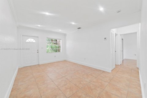 Villa ou maison à louer à North Miami Beach, Floride: 2 chambres, 130.06 m2 № 1834136 - photo 4